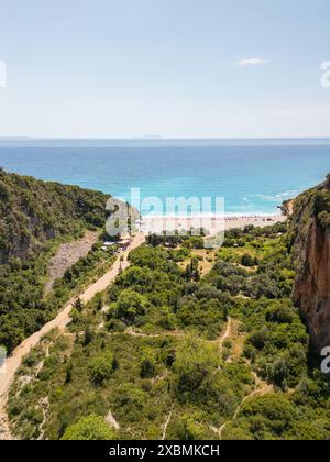 Vista aerea della costa di Gjipe Beach tra Dhermi e Himara sul Mar Ionio nel sud dell'Albania Foto Stock