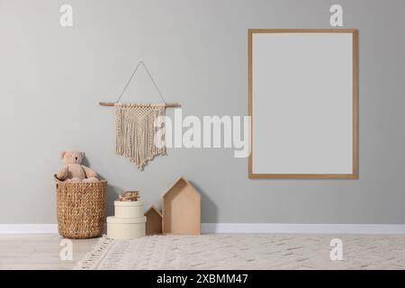Camera per bambini con immagine vuota su parete grigia. Design degli interni Foto Stock