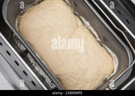 Macchina per il pane con impasto crudo sul tavolo, vista dall'alto Foto Stock