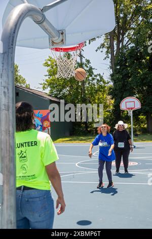 Detroit, Michigan - il lancio gratuito di pallacanestro alle olimpiadi senior di Detroit. La competizione di tre giorni per residenti oltre 50 anni è stata organizzata dal cit Foto Stock