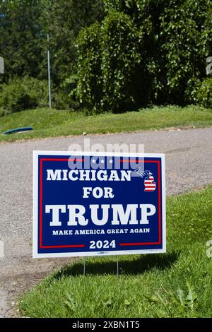 Road side Michigan per Trump, Make American Great Again firma campagna presidenziale 2024 a Flushing Michigan USA Foto Stock