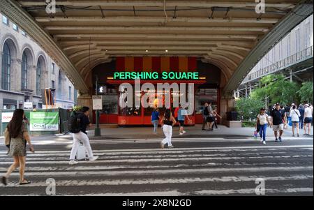 Padiglione d'ingresso del Pershing Square Cafe, sotto il viadotto di Park Avenue, New York, New York, USA Foto Stock