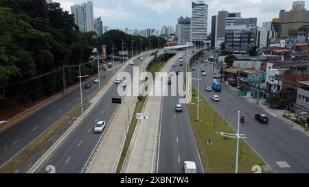 Rotta di transito BRT in Salvador Salvador salvador, bahia, brasile - 28 gennaio 2022: Vista dei lavori di implementazione del sistema BRT su Avenida Antanio Carlo Magalhaes nella città di Salvador. SALVADOR BAHIA BRASILE Copyright: XJoaxSouzax 080423JOA010198 20240613 Foto Stock