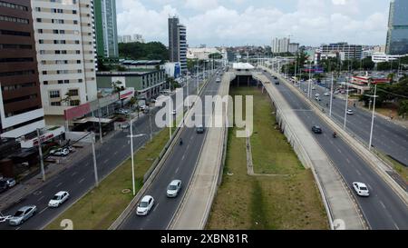 Rotta di transito BRT in Salvador Salvador salvador, bahia, brasile - 28 gennaio 2022: Vista dei lavori di implementazione del sistema BRT su Avenida Antanio Carlo Magalhaes nella città di Salvador. SALVADOR BAHIA BRASILE Copyright: XJoaxSouzax 080423JOA010197 20240613 Foto Stock