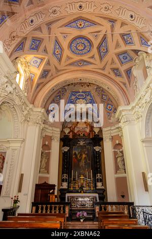 L'altare nel santuario della Chiesa di San Bartolomeo a Tremezzo, Lombardia, Italia. Foto Stock