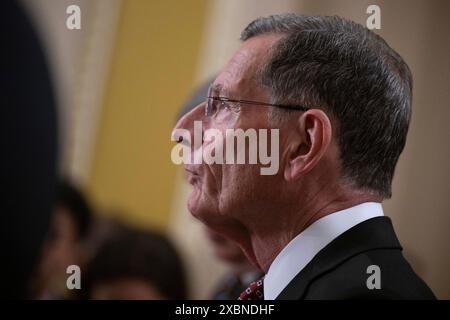 Washington, Vereinigte Staaten. 12 giugno 2024. Il senatore degli Stati Uniti John Barrasso (repubblicano del Wyoming) in una conferenza stampa settimanale dopo il pranzo settimanale della politica del Senato nel Campidoglio degli Stati Uniti a Washington, DC, mercoledì 12 giugno 2024. Crediti: Annabelle Gordon/CNP/dpa/Alamy Live News Foto Stock