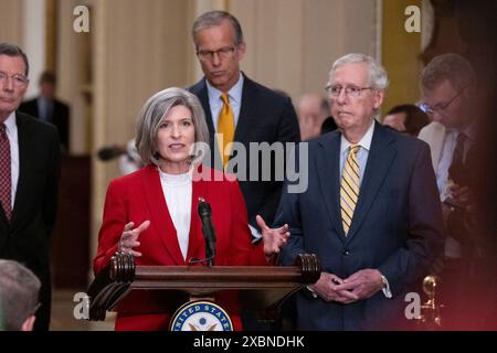 Washington, Vereinigte Staaten. 12 giugno 2024. Il senatore degli Stati Uniti Joni Ernst (repubblicano dell'Iowa) parla in una conferenza stampa settimanale dopo il pranzo settimanale della politica del Senato nel Campidoglio degli Stati Uniti a Washington, DC, mercoledì 12 giugno 2024. Crediti: Annabelle Gordon/CNP/dpa/Alamy Live News Foto Stock