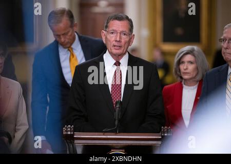 Washington, Vereinigte Staaten. 12 giugno 2024. Il senatore degli Stati Uniti John Barrasso (repubblicano del Wyoming) parla in una conferenza stampa settimanale dopo il pranzo settimanale della politica del Senato nel Campidoglio degli Stati Uniti a Washington, DC, mercoledì 12 giugno 2024. Crediti: Annabelle Gordon/CNP/dpa/Alamy Live News Foto Stock