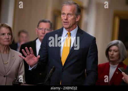 Washington, Vereinigte Staaten. 12 giugno 2024. Il senatore degli Stati Uniti John Thune (repubblicano del Dakota del Sud) parla in una conferenza stampa settimanale dopo il pranzo settimanale della politica del Senato nel Campidoglio degli Stati Uniti a Washington, DC, mercoledì 12 giugno 2024. Crediti: Annabelle Gordon/CNP/dpa/Alamy Live News Foto Stock