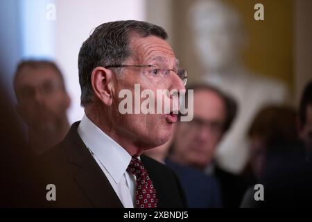 Washington, Vereinigte Staaten. 12 giugno 2024. Il senatore degli Stati Uniti John Barrasso (repubblicano del Wyoming) parla in una conferenza stampa settimanale dopo il pranzo settimanale della politica del Senato nel Campidoglio degli Stati Uniti a Washington, DC, mercoledì 12 giugno 2024. Crediti: Annabelle Gordon/CNP/dpa/Alamy Live News Foto Stock