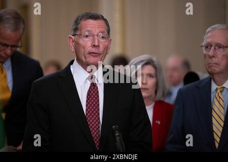 Washington, Vereinigte Staaten. 12 giugno 2024. Il senatore degli Stati Uniti John Barrasso (repubblicano del Wyoming) parla in una conferenza stampa settimanale dopo il pranzo settimanale della politica del Senato nel Campidoglio degli Stati Uniti a Washington, DC, mercoledì 12 giugno 2024. Crediti: Annabelle Gordon/CNP/dpa/Alamy Live News Foto Stock