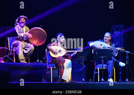 Diyarbakir, Turchia. 12 giugno 2024. Il direttore del ma Music Centre Serko Kaniwar (L) e l'artista di Koma ma Helin Kilicarslan (M) sono visti durante il concerto. Koma ma, il famoso gruppo musicale di curdi che vivono in Turchia, si è esibito presso il Centro Congressi e Cultura di Diyarbakir. Il concerto è stato visto con interesse da migliaia di persone che riempivano la sala. Il gruppo, che opera sotto il ma Music Centre, è composto da artisti maschili e femminili. Credito: SOPA Images Limited/Alamy Live News Foto Stock