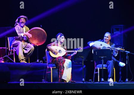 Diyarbakir, Turchia. 12 giugno 2024. Il direttore del ma Music Centre Serko Kaniwar (L) e l'artista di Koma ma Helin Kilicarslan (M) sono visti durante il concerto. Koma ma, il famoso gruppo musicale di curdi che vivono in Turchia, si è esibito presso il Centro Congressi e Cultura di Diyarbakir. Il concerto è stato visto con interesse da migliaia di persone che riempivano la sala. Il gruppo, che opera sotto il ma Music Centre, è composto da artisti maschili e femminili. (Foto di Mehmet Masum Suer/SOPA Images/Sipa USA) credito: SIPA USA/Alamy Live News Foto Stock