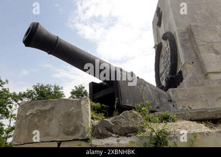 Non esclusivo: DNIPRO, UCRAINA - 11 GIUGNO 2024 - il monumento ai soldati russi che hanno partecipato alla difesa di Sebastopoli durante la guerra di Crimea Foto Stock