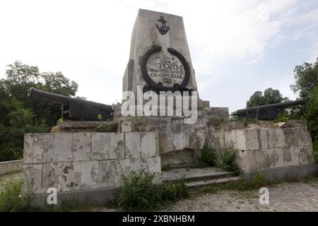 Non esclusivo: DNIPRO, UCRAINA - 11 GIUGNO 2024 - il monumento ai soldati russi che hanno partecipato alla difesa di Sebastopoli durante la guerra di Crimea Foto Stock