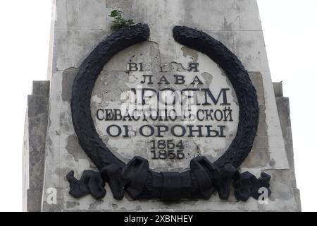 Non esclusivo: DNIPRO, UCRAINA - 11 GIUGNO 2024 - il monumento ai soldati russi che hanno partecipato alla difesa di Sebastopoli durante la guerra di Crimea Foto Stock