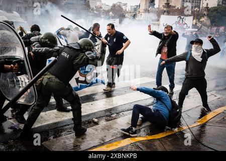 Buenos Aires, Argentina. 12 giugno 2024. Confronto tra le forze della Gendarmeria Nazionale e i manifestanti. La camera del Senato del Congresso argentino sta discutendo le basi Ley di Javier Milei, già approvate dalla camera dei deputati, mentre centinaia di migliaia di manifestanti protestano per le strade e ci sono scontri e atti repressivi da parte delle forze di sicurezza. Credito: SOPA Images Limited/Alamy Live News Foto Stock