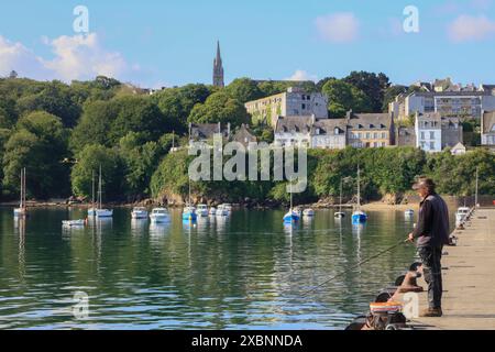 Angler auf der Kaimauer des Hafen Port de Rosmeur, hinten Kirchturm, der Eglise Saint-Herle de Ploare, Douarnenez, Departement Finistere Penn ar Bed, Region Bretagne Breizh, Frankreich *** Anglers sulla banchina del Port de Rosmeur, dietro la torre della chiesa di Eglise Saint Herle de Ploz, Douarnenez, dipartimento Finistere Penn ar Bed, regione Bretagne Breizh, Francia Foto Stock