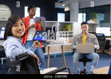 Team diversificati collaborano in un ufficio moderno nella loro attività di startup e lavoro di squadra Foto Stock