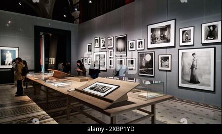 Palazzo Galliera, Museo francese della moda, mostra fotografica, Parigi, Francia Foto Stock