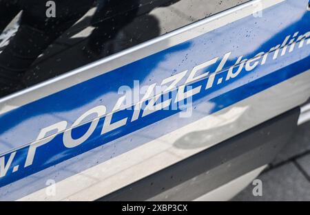 Berlino, Germania. 12 giugno 2024. La parola "polizia" sulla porta di una pattuglia. Crediti: Jens Kalaene/dpa/Alamy Live News Foto Stock