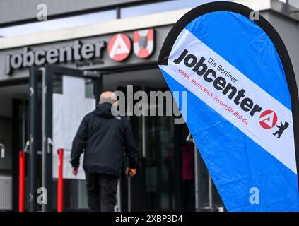 Berlino, Germania. 12 giugno 2024. Il Jobcenter Berlin Mitte è aperto il giorno delle opportunità. Con il motto "Focus on Integration and Diversity", l'evento offre un programma vario con informazioni, intrattenimento e discussioni con datori di lavoro, istituti di istruzione e centri di consulenza. Crediti: Jens Kalaene/dpa/Alamy Live News Foto Stock