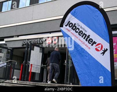 Berlino, Germania. 12 giugno 2024. Il Jobcenter Berlin Mitte è aperto il giorno delle opportunità. Con il motto "Focus on Integration and Diversity", l'evento offre un programma vario con informazioni, intrattenimento e discussioni con datori di lavoro, istituti di istruzione e centri di consulenza. Crediti: Jens Kalaene/dpa/Alamy Live News Foto Stock