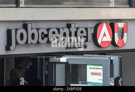 Berlino, Germania. 12 giugno 2024. Il Jobcenter Berlin Mitte è aperto il giorno delle opportunità. Con il motto "Focus on Integration and Diversity", l'evento offre un programma vario con informazioni, intrattenimento e discussioni con datori di lavoro, istituti di istruzione e centri di consulenza. Crediti: Jens Kalaene/dpa/Alamy Live News Foto Stock