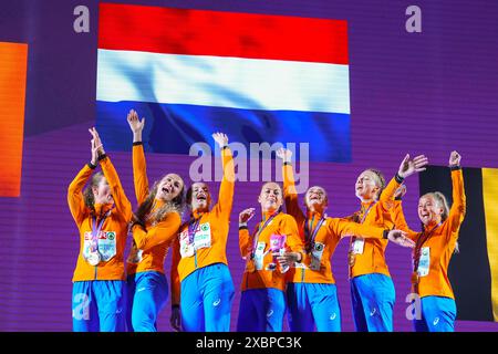 Roma, Italia 20240612. La squadra olandese di v. Myrte van der Schoot, Lieke Klaver, Cathelijn Peeters, Eveline Saalberg, Minke Bisschops, Femke Bol, Anne van de Wiel, nella staffetta femminile 4 x 400 metri con il loro oro dopo la vittoria nella staffetta ai Campionati europei di atletica leggera 2024 allo Stadio Olimpico di Roma, Italia. Foto: Lise Åserud / NTB Foto Stock