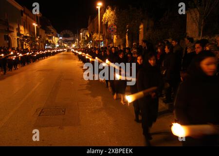 Mondragone, Italia - 24 aprile 2010: Le donne vestite di nero e in possesso di grandi candele partecipano alla processione del venerdì Santo in occasione del Foto Stock