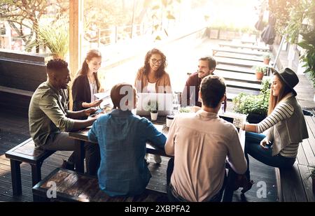 Incontri di lavoro, di persone e creativi all'esterno o discussione, pianificazione e lancio di siti Web con i designer. Lavoro di squadra, collaborazione e sviluppatori Foto Stock