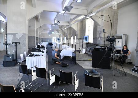 Aufbau der Tagungsräume für die Kultusministerkonferenz in Völklingen am Mittwoch 12.6,2024. Die Konferenz wird die erste Tagung im neu erschlossenen alten Wasserhochbehälter des Weltkulturerbes alte Völklinger Hütte. *** La creazione delle sale conferenze per la Conferenza dei Ministri dell'istruzione e degli affari culturali a Völklingen mercoledì 12 6 2024 la conferenza sarà la prima che si terrà nel vecchio bacino idrico recentemente sviluppato presso l'alte Völklinger Hütte Patrimonio Mondiale dell'Umanità Foto Stock