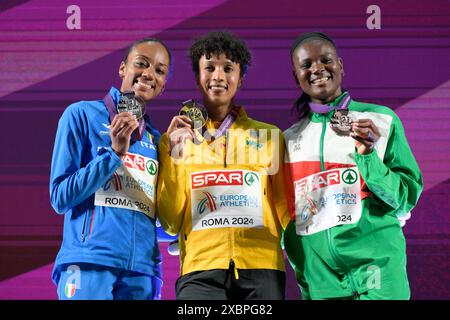 Roma, Italia. 12 giugno 2024. Medaglia d'argento Larissa Iapichino, medaglia d'oro Malaika Mihambo tedesca e medaglia di bronzo l'atleta portoghese Agate De Sousa festeggiano durante la cerimonia della medaglia per il salto lungo femminile durante la 26a edizione dei Campionati europei di atletica leggera di Roma 2024 allo Stadio Olimpico di Roma, Italia - mercoledì 12 giugno, 2024 - Sport, Atletica (foto di Fabrizio Corradetti/LaPresse) crediti: LaPresse/Alamy Live News Foto Stock