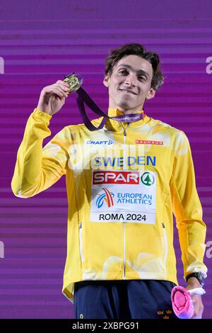 Roma, Italia. 13 giugno 2024. Armand Duplantis, medaglia d'oro svedese, festeggia durante la cerimonia della medaglia per la volta ad asta maschile durante la 26a edizione dei Campionati europei di atletica leggera di Roma 2024 allo Stadio Olimpico di Roma, Italia - mercoledì 12 giugno 2024 - Sport, Atletica (foto di Fabrizio Corradetti/LaPresse) credito: LaPresse/Alamy Live News Foto Stock