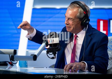 Nigel Farage, leader della riforma del Regno Unito, durante LBC, Nick Ferrari al Breakfast Show al Global di Leicester Square, Londra, mentre si trova sulla pista della campagna elettorale generale. Data foto: Giovedì 13 giugno 2024. Foto Stock
