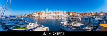 Vista panoramica del porto di Mèze a Hérault, a Occitanie, Francia Foto Stock