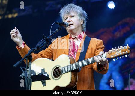 Crowded House, guidata da Neil Finn, si vedono esibirsi con i loro successi pluridecennali davanti a un pubblico affollato alle Eden Sessions del 2024. La band Foto Stock