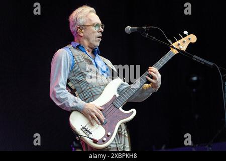 Crowded House, guidata da Neil Finn, si vedono esibirsi con i loro successi pluridecennali davanti a un pubblico affollato alle Eden Sessions del 2024. La band Foto Stock