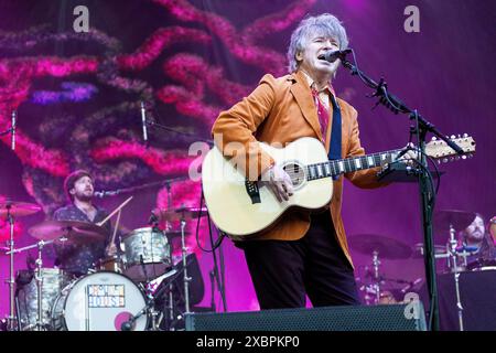 Crowded House, guidata da Neil Finn, si vedono esibirsi con i loro successi pluridecennali davanti a un pubblico affollato alle Eden Sessions del 2024. La band Foto Stock
