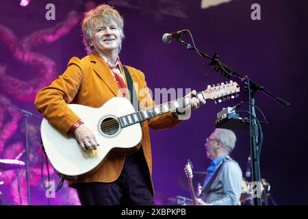 Crowded House, guidata da Neil Finn, si vedono esibirsi con i loro successi pluridecennali davanti a un pubblico affollato alle Eden Sessions del 2024. La band Foto Stock
