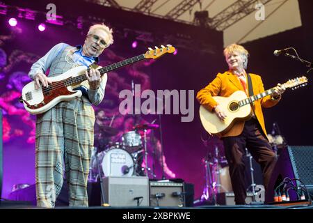 Crowded House, guidata da Neil Finn, si vedono esibirsi con i loro successi pluridecennali davanti a un pubblico affollato alle Eden Sessions del 2024. La band Foto Stock