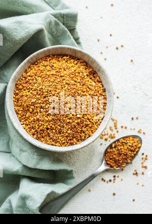 Cereali sani di polline d'api. Polline d'api su una ciotola Foto Stock