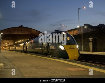 802008 GWR Intercity Express pronto per partire da Penzance sulla rotta per Plymouth Foto Stock