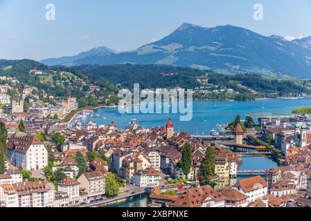 Vista panoramica panoramica della città e del lago di Lucerna, delle montagne e delle alpi della Svizzera, 16 agosto 2022 Foto Stock