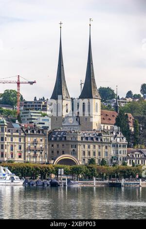 Chiesa cattolica romana nella città di Lucerna con il lago di Lucerna in primo piano. Lucerna, Svizzera, 16 agosto 2022 Foto Stock