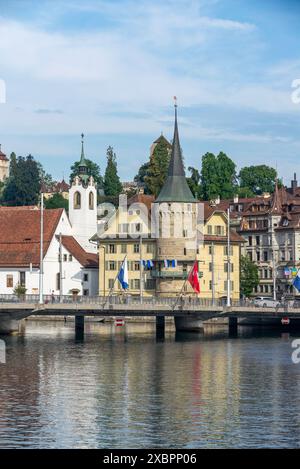 Vista ritratto sul lago di Lucerna con la città sullo sfondo in una giornata di sole Foto Stock