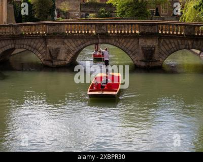Punting on the River Cam presso il St Johns College, Cambridge, Regno Unito Foto Stock
