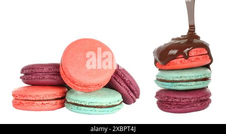 Set di Macaron francesi con cioccolato fuso, isolato su sfondo bianco Foto Stock