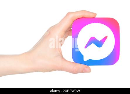 Icona cartacea dell'app mobile Facebook Messenger, su sfondo trasparente. Facebook Messenger è un'applicazione di messaggistica istantanea proprietaria americana Foto Stock