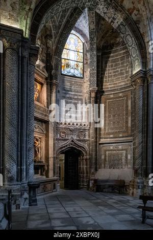 Avila, Spagna - 8 aprile 2024: Vista interna della cattedrale di Avila con le sue mura in pietra di sangue Foto Stock